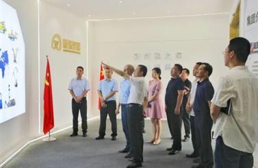 眉山市政府副市长邹汝林一行到新筑智装考察调研